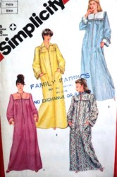 6223 SIMPLICITY LONG ZIPPY LOUNGING YOKE ROBE 83 PATTERN 10--20 3 SZS
